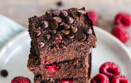 Delicious Brownie Baked Collagen Oatmeal topped with chocolate, perfect for a nutritious breakfast or healthy dessert option